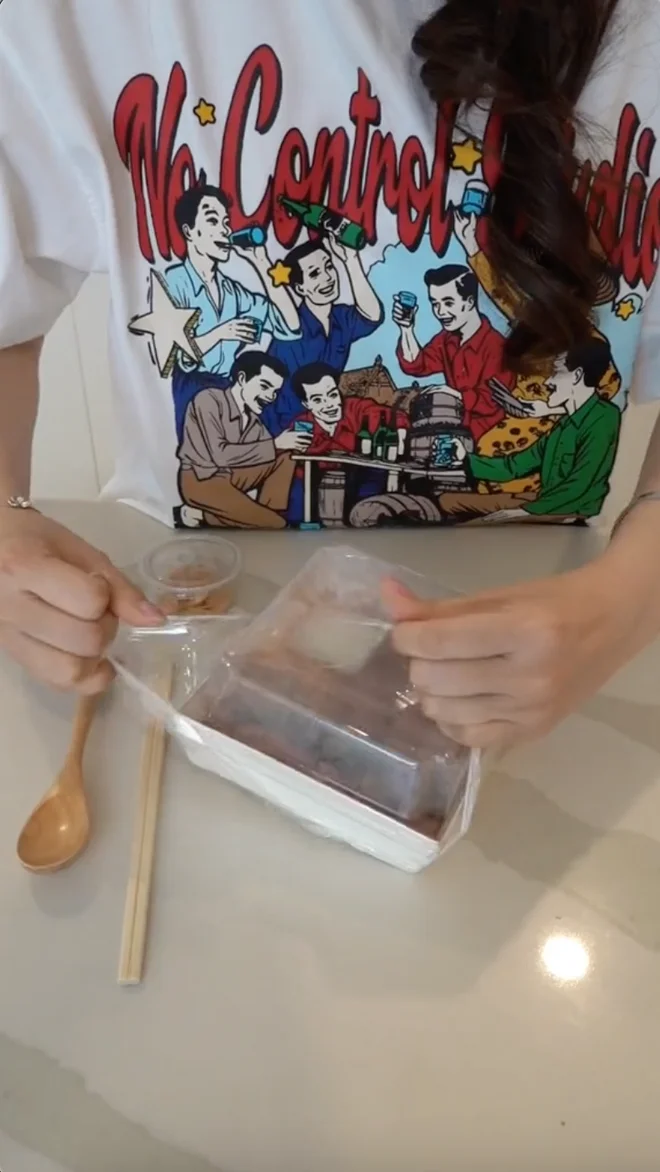 Hộp cơm omakase giá gần 2 triệu được ship tận nhà khiến dân mạng "sôi sục": Thế này thì mất một nửa giá trị rồi còn gì?
