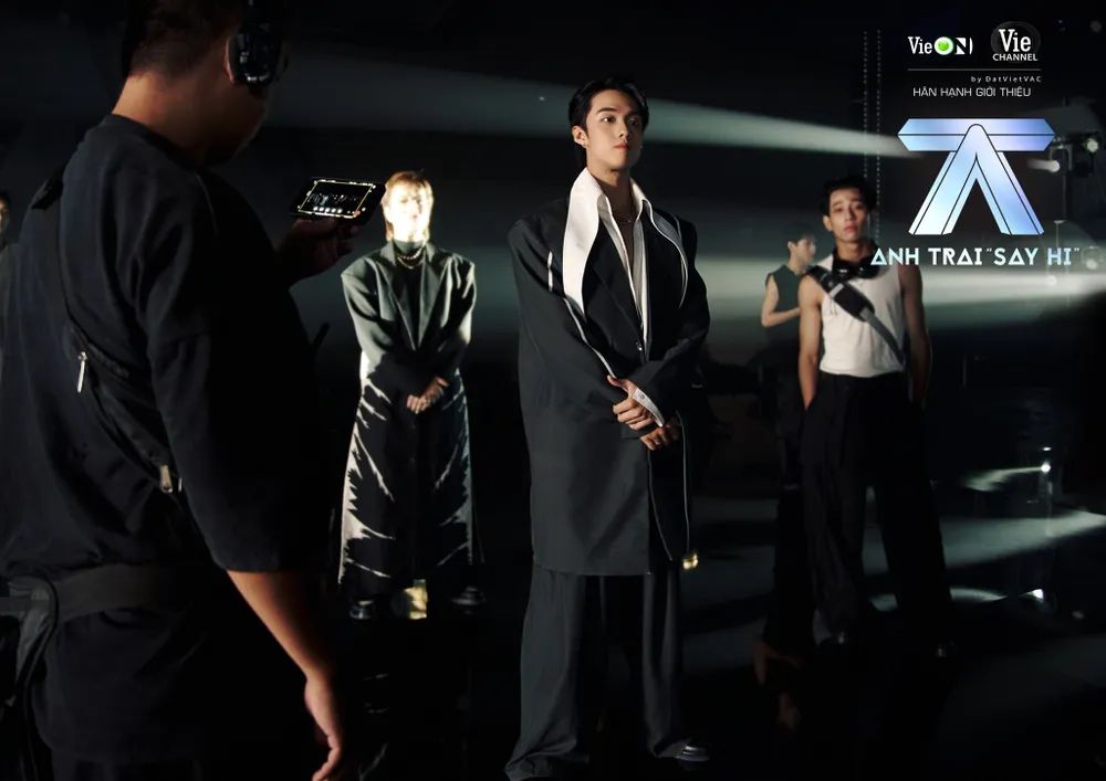 MV theme song 'Anh Trai Say Hi': 'Sáng tạo, hoành tráng’
