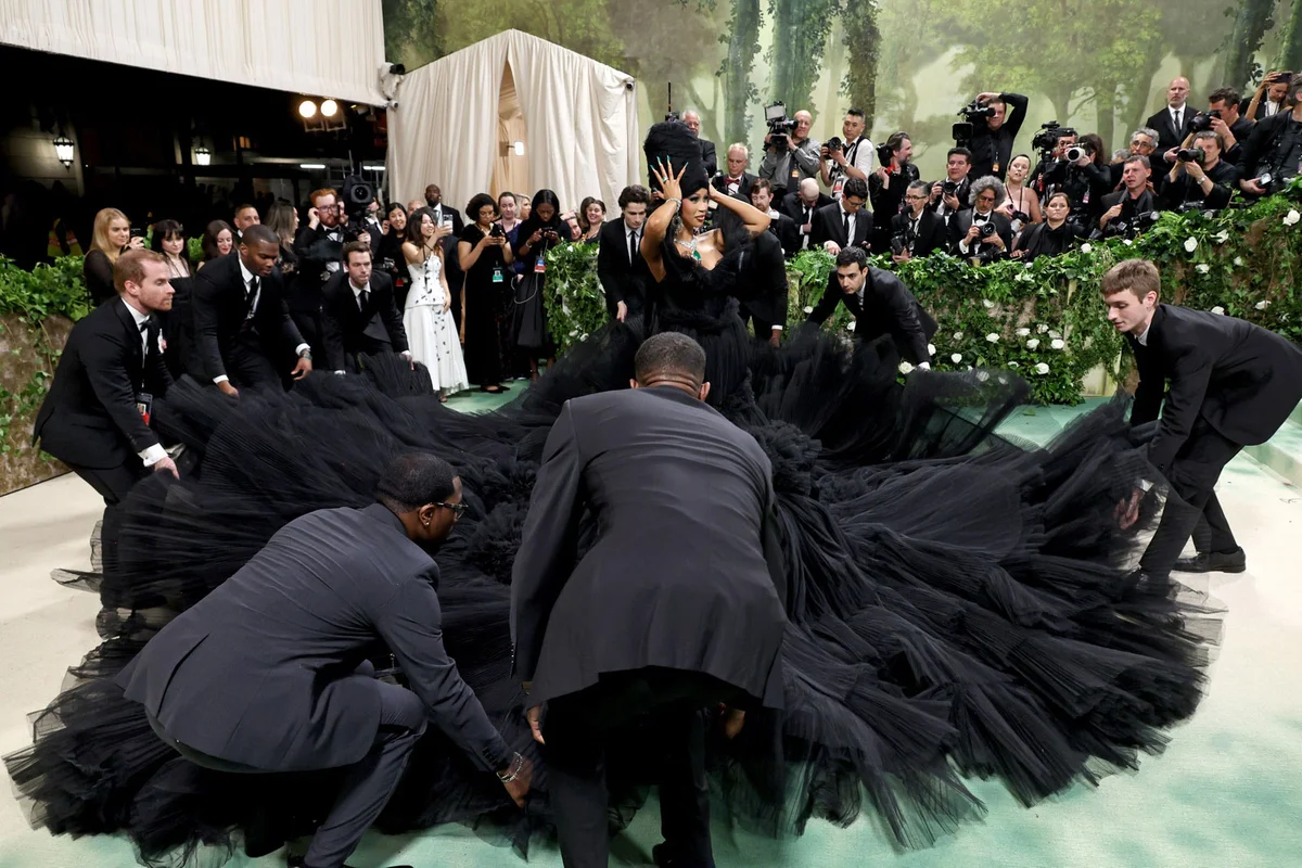Những bộ cánh thời trang kỳ dị nhất thảm đỏ Met Gala 2024