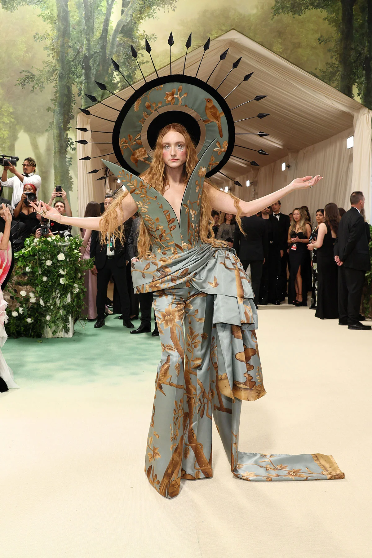 Những bộ cánh thời trang kỳ dị nhất thảm đỏ Met Gala 2024