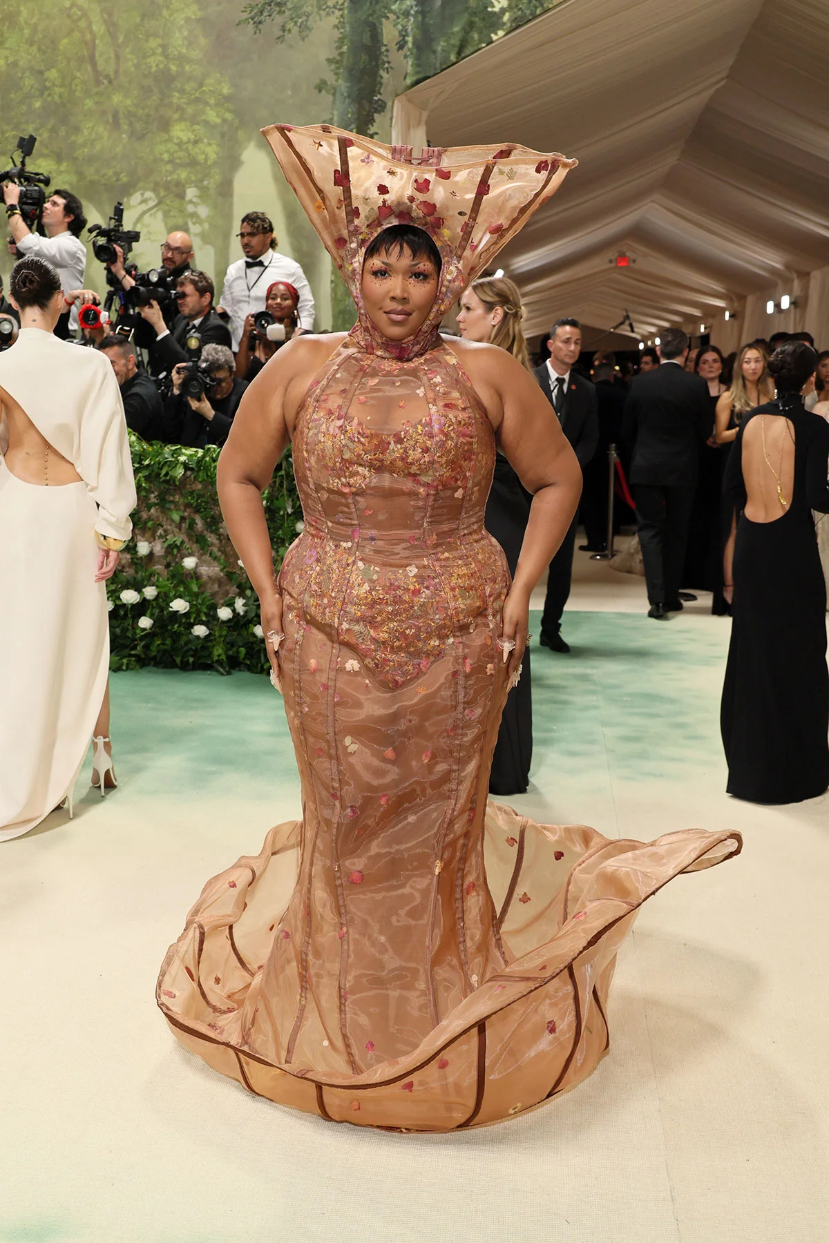 Những bộ cánh thời trang kỳ dị nhất thảm đỏ Met Gala 2024