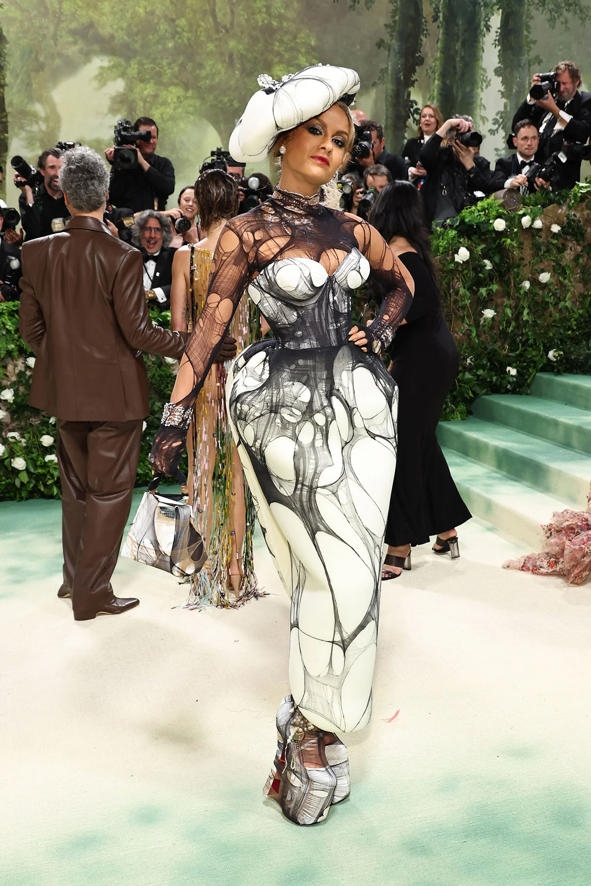 Những bộ cánh thời trang kỳ dị nhất thảm đỏ Met Gala 2024