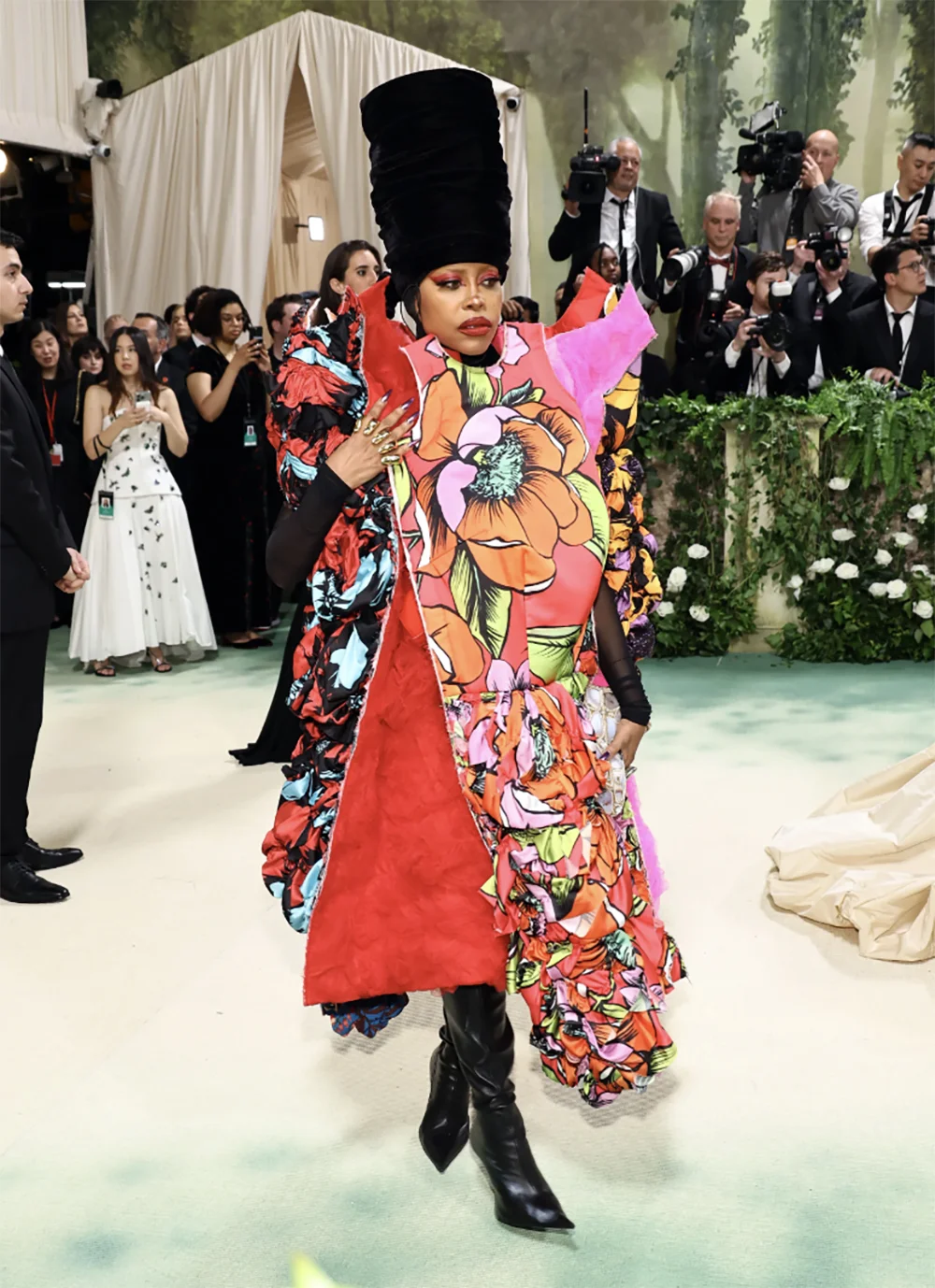 Những bộ cánh thời trang kỳ dị nhất thảm đỏ Met Gala 2024