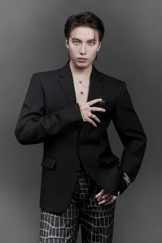 Người đứng sau tủ đồ thời trang đa dạng của Anh Trai Say Hi là ai?