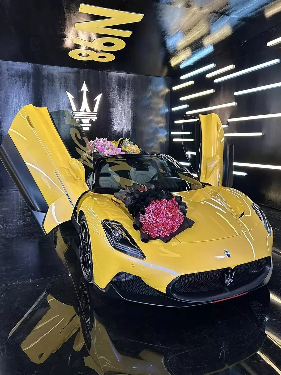 Điểm mặt dàn xe của vợ chồng DJ Ngân 98: Siêu xe Maserati MC20 Cielo