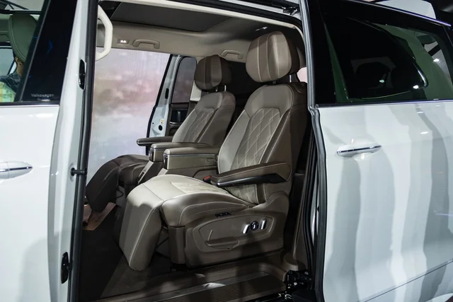 Diệp Lâm Anh tặng VW Viloran cho con gái lớn