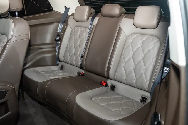 Diệp Lâm Anh tặng VW Viloran cho con gái lớn