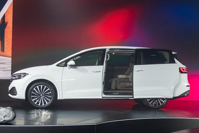 Diệp Lâm Anh tặng VW Viloran cho con gái lớn