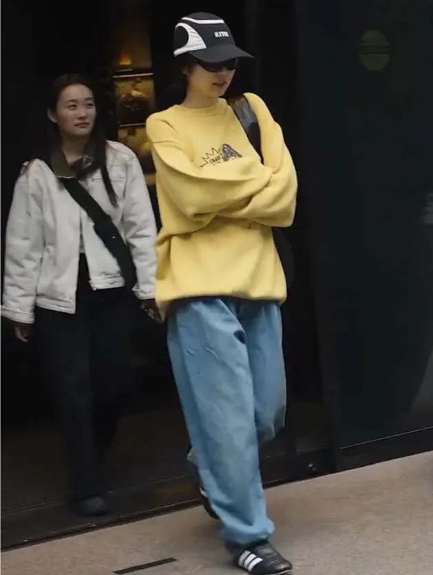 Giày thể thao adidas