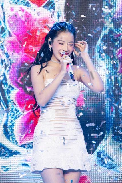 Chi Pu hát live