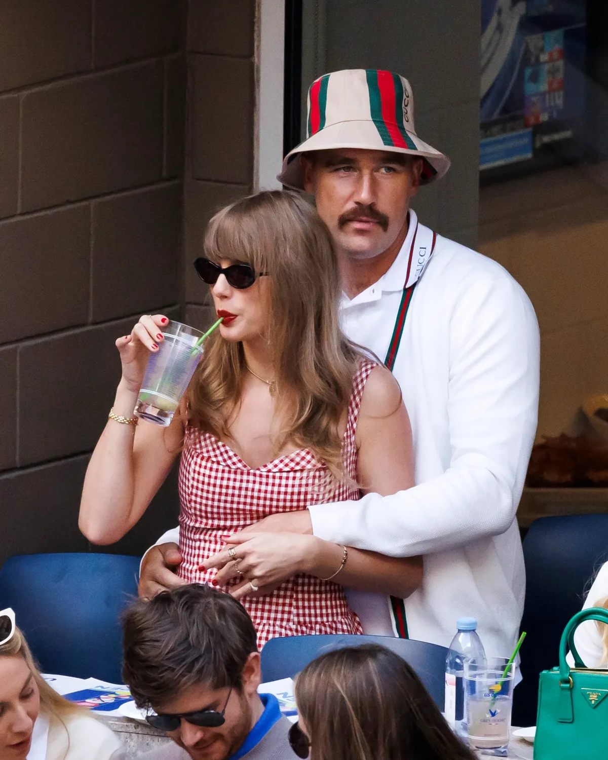 Taylor Swift hẹn hò