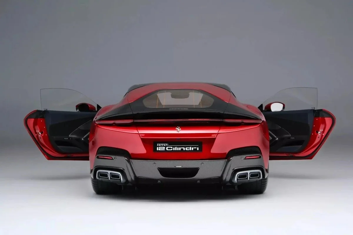 Mô hình siêu xe Ferrari 12Cilindri có giá gần 450 triệu VNĐ