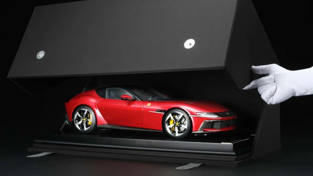 Mô hình siêu xe Ferrari 12Cilindri có giá gần 450 triệu VNĐ