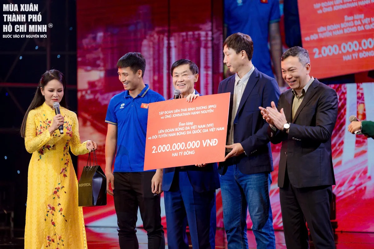 Doanh nhân Johnathan Hạnh Nguyễn