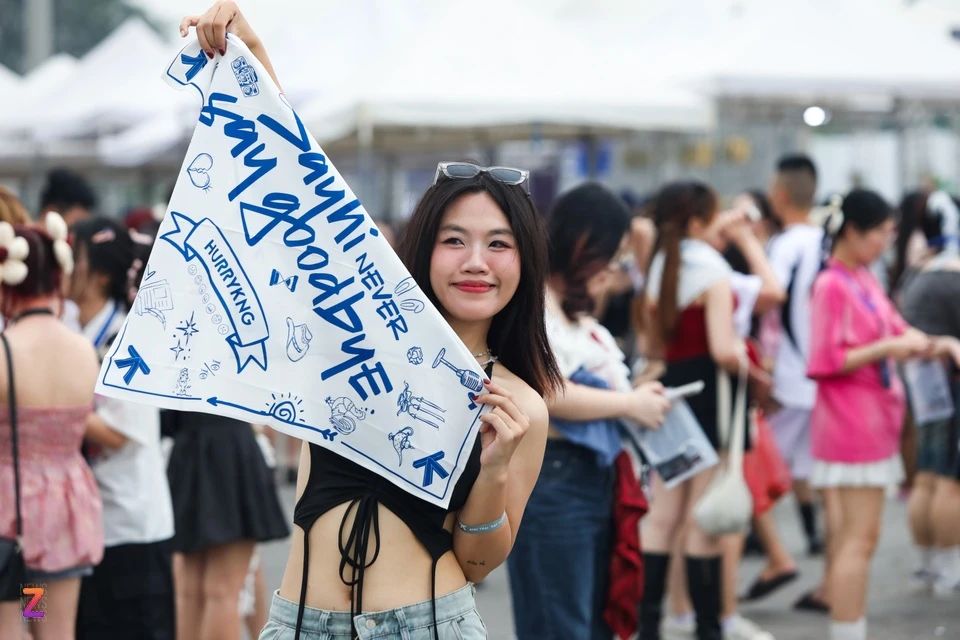 Hàng nghìn người đổ về SVĐ Mỹ Đình xem concert cuối Anh trai say hi