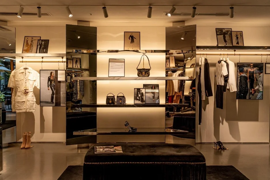 Không gian triển lãm tuyển tập các bản phác thảo và kho tàng hình ảnh đến từ di sản của Balmain 