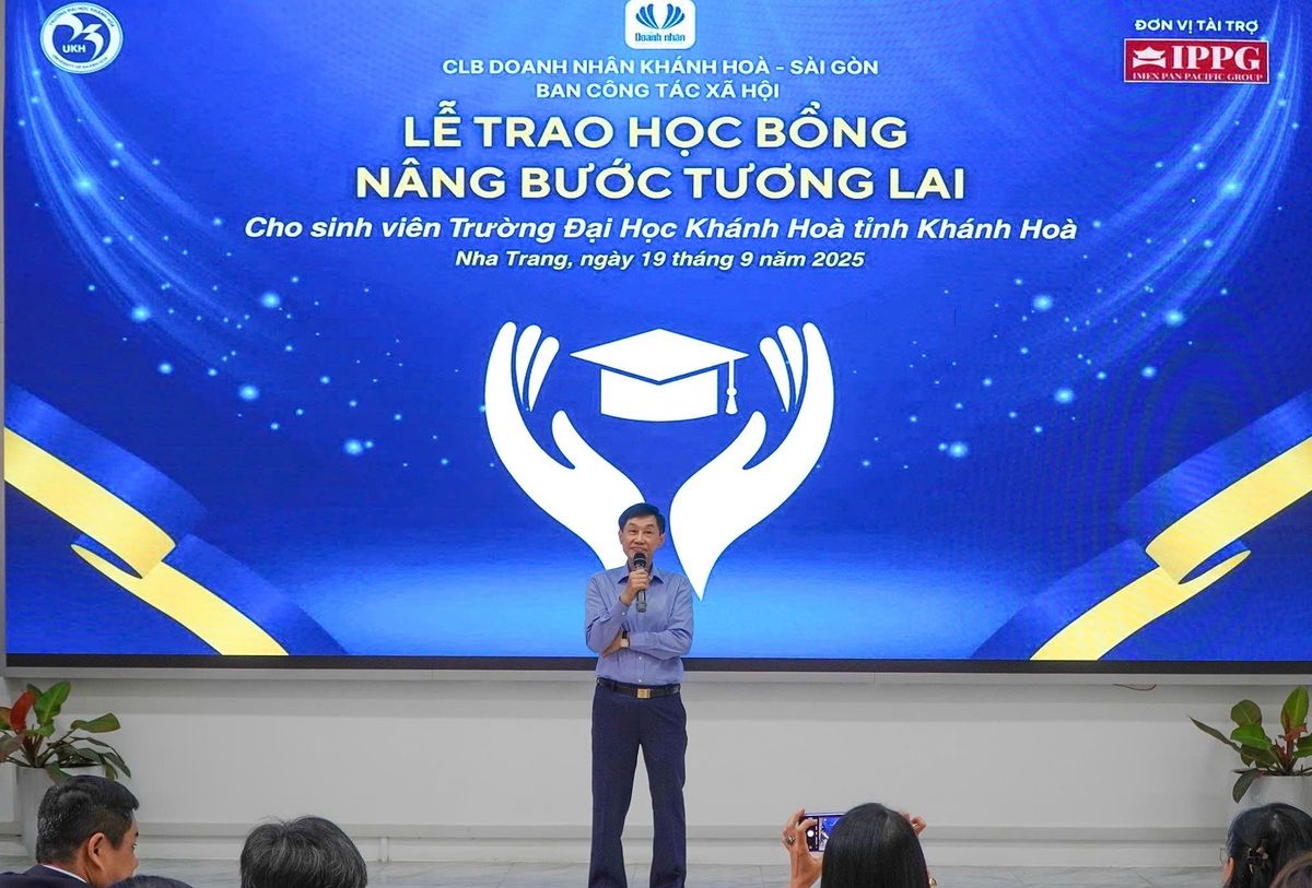 Johnathan Hạnh Nguyễn xúc động trao học bổng cho sinh viên Khánh Hòa
