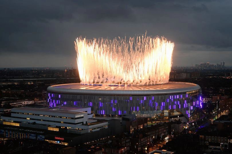 Tottenham nhượng quyền tên sân bóng