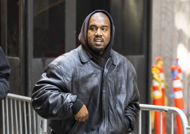 Kanye West mua mạng xã hội