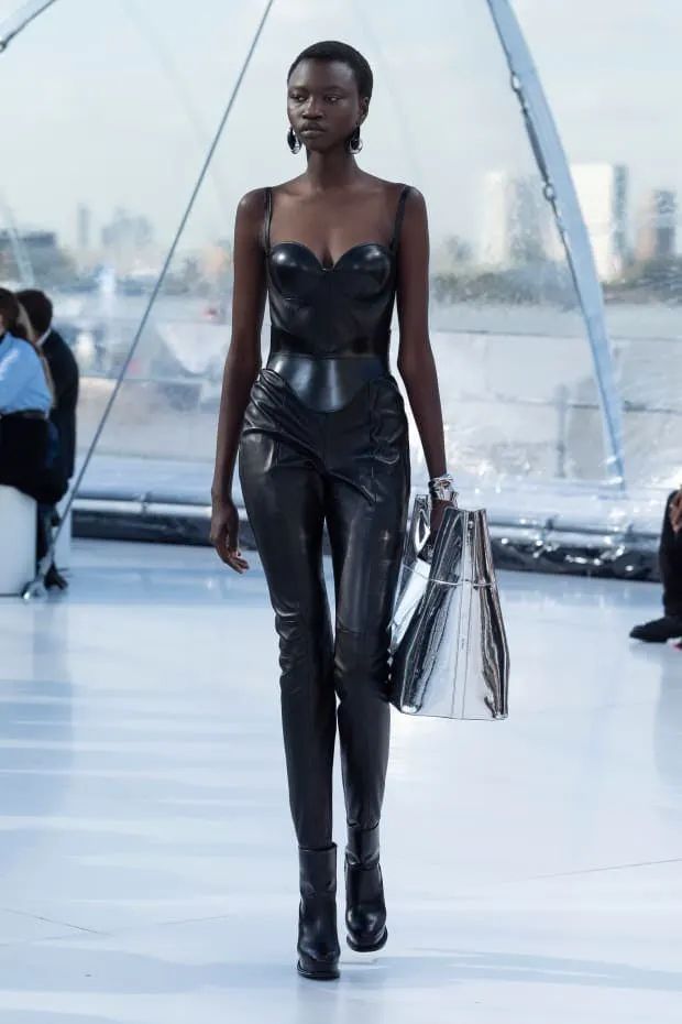 Alexander McQueen Xuân Hè 2023