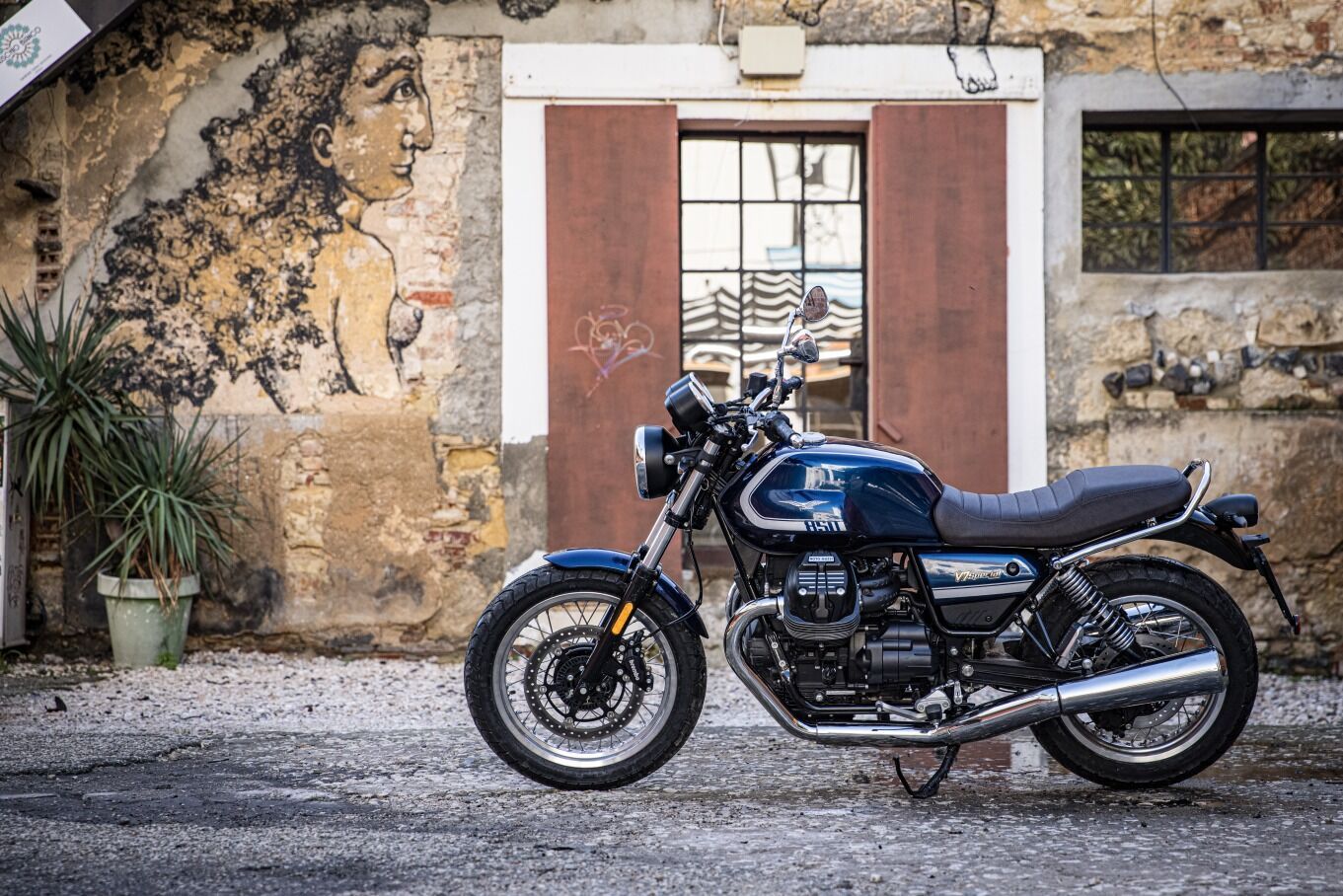 Moto Guzzi V7 mới 