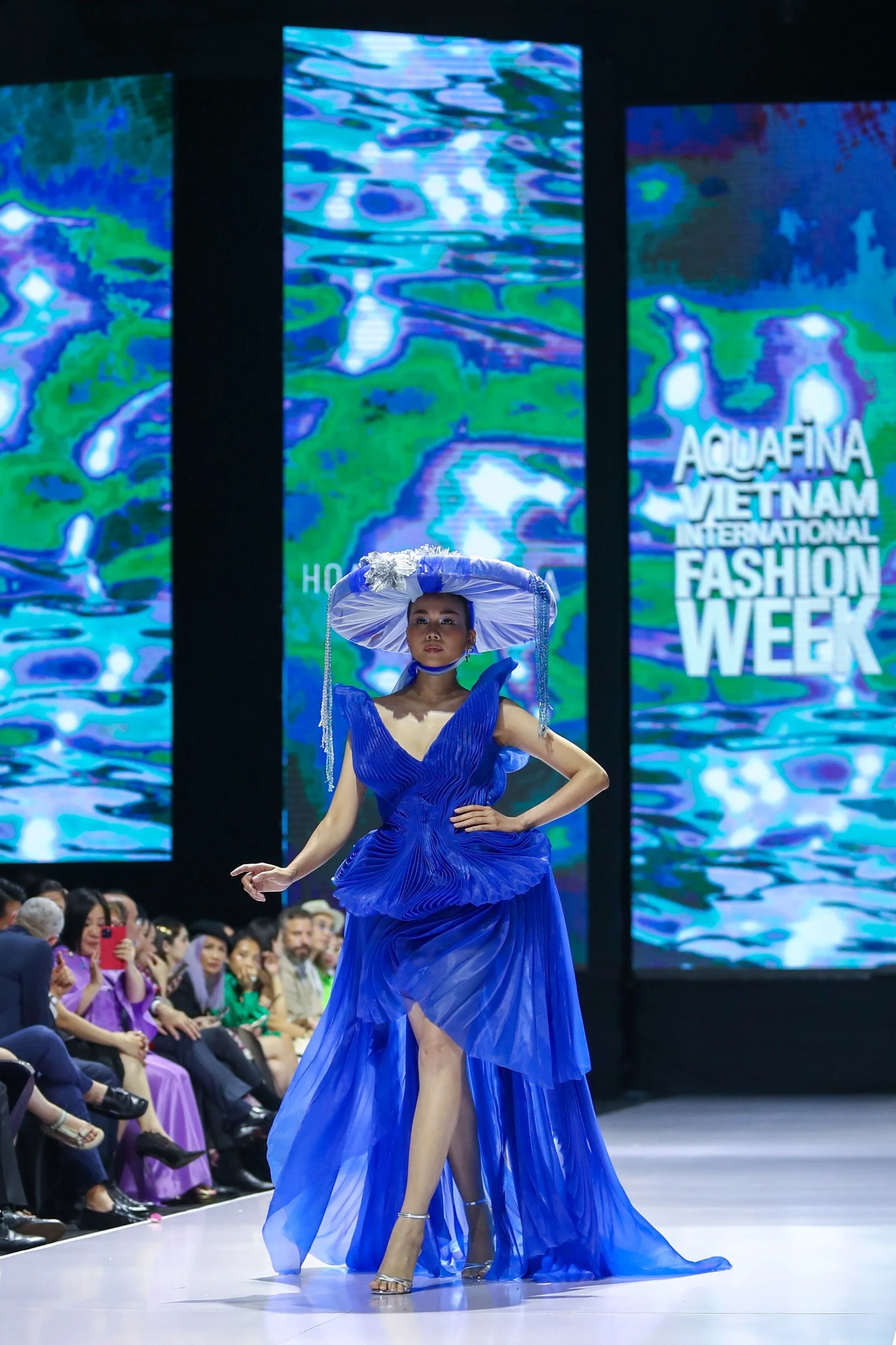 mở màn Aquafina VIFW 2022