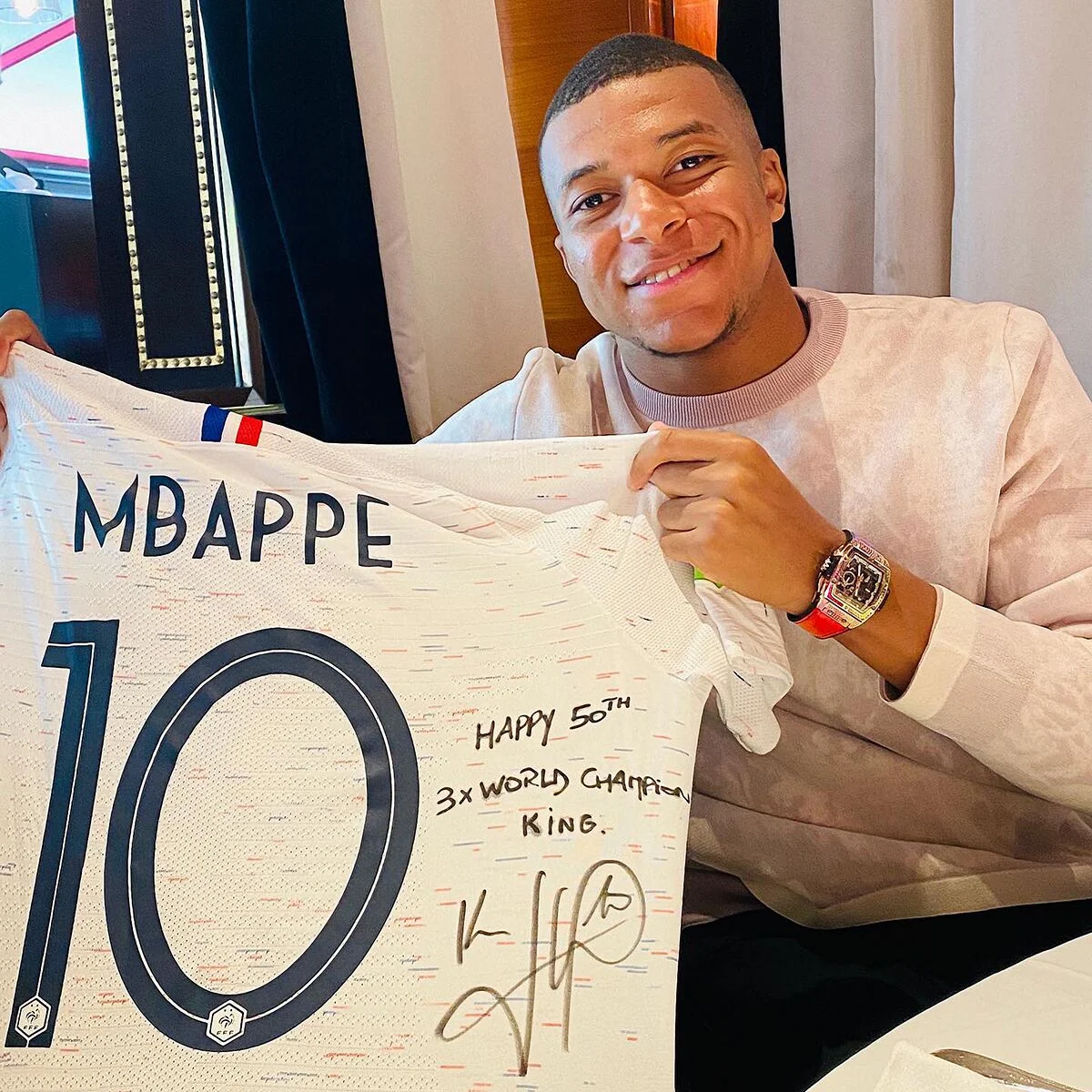  BST đồng hồ của Kylian Mbappé 