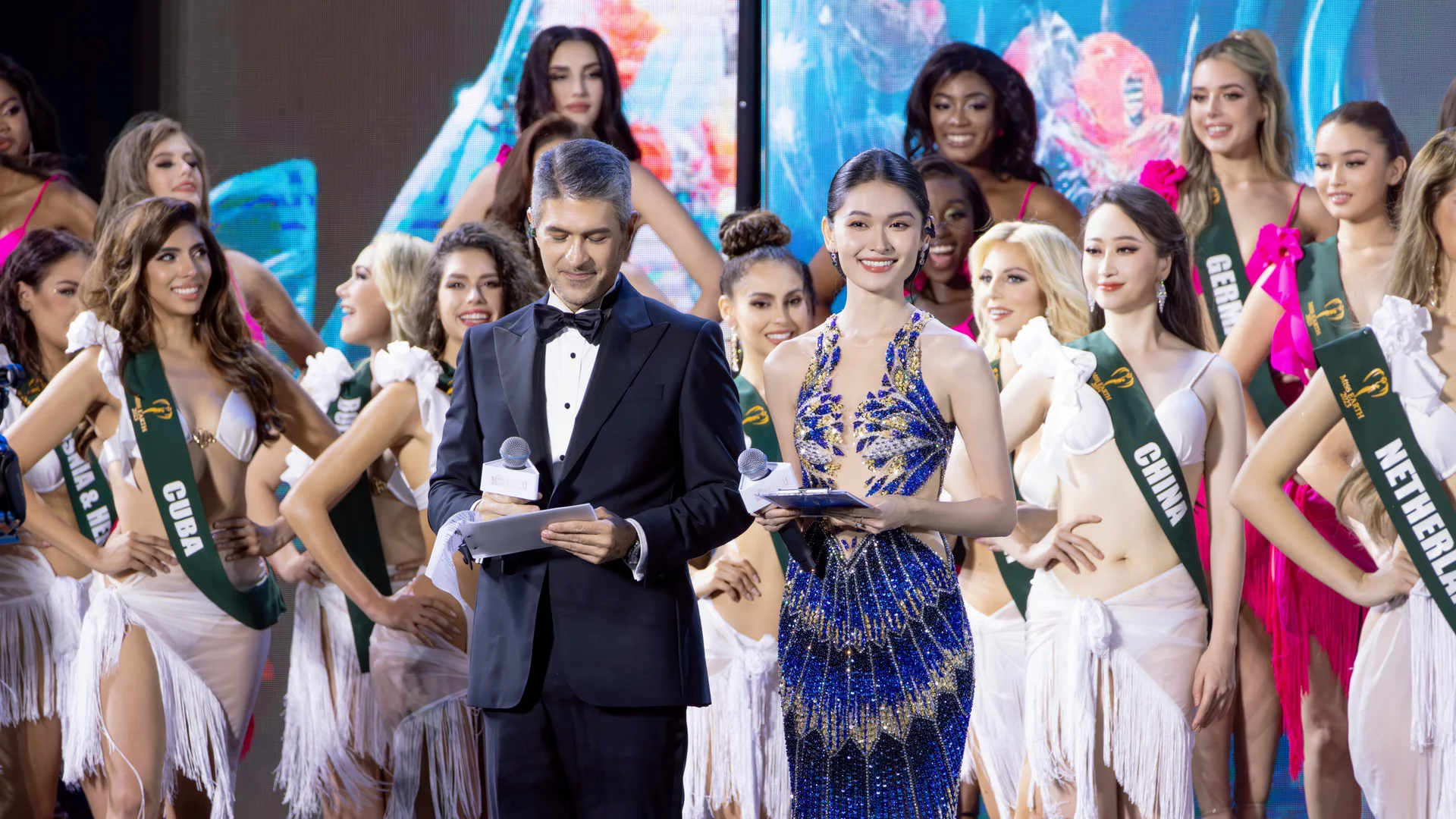 Á Hậu Thùy Dung tỏa sáng trong vai trò MC đêm chung kết Miss Earth 2023 được tổ chức tại Việt Nam