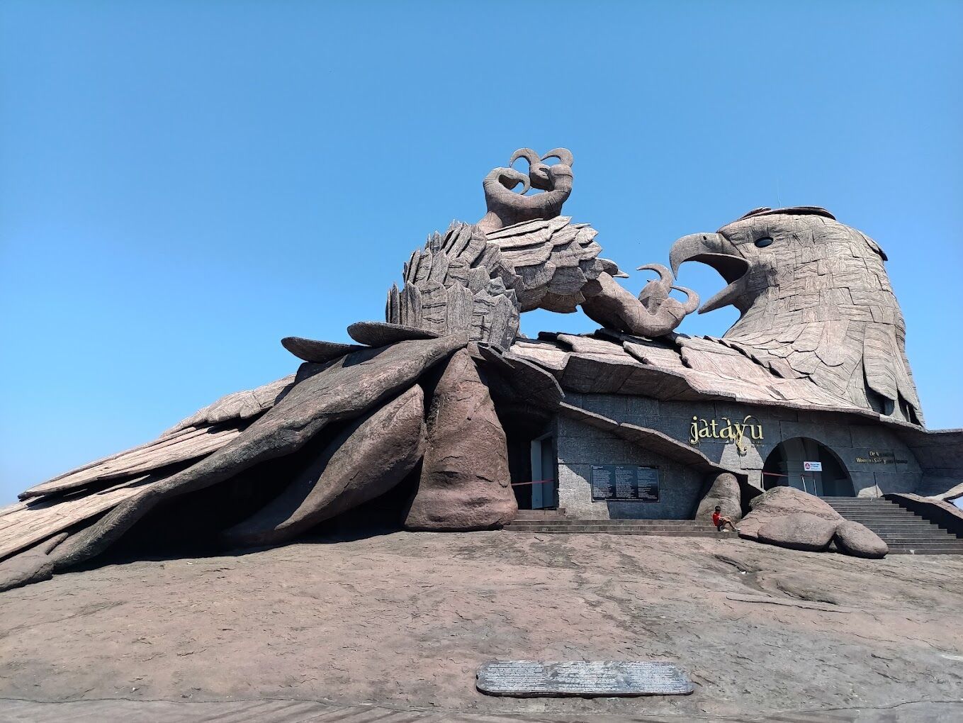 tượng chim đá khổng lồ