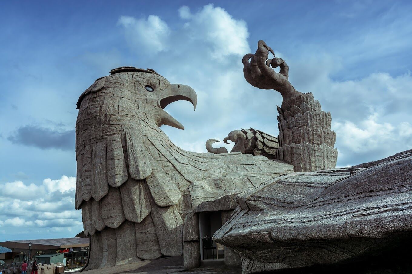 tượng chim đá khổng lồ