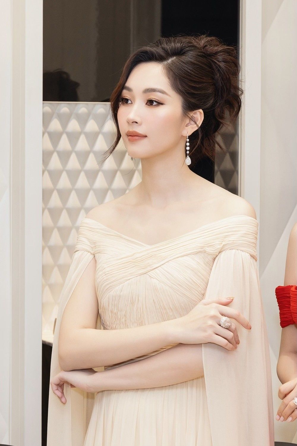 Hoa hậu Đặng Thu Thảo đeo trang sức hơn trăm tỉ đồng, khoe nhan sắc vạn người mê