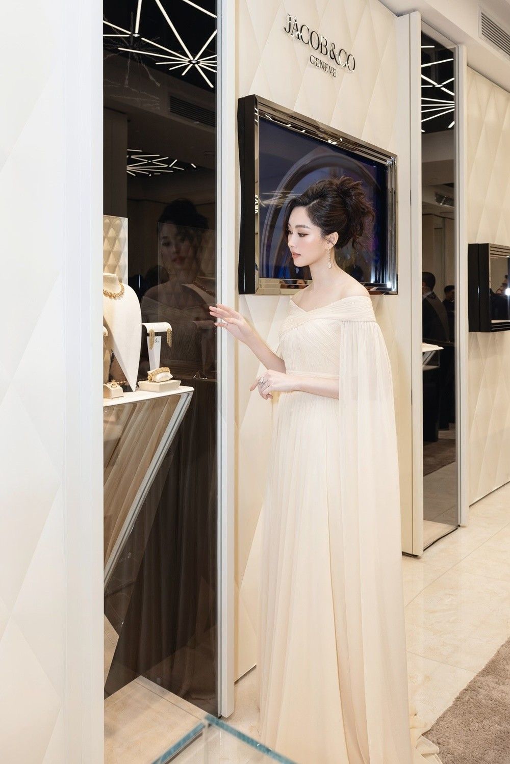 Hoa hậu Đặng Thu Thảo đeo trang sức hơn trăm tỉ đồng, khoe nhan sắc vạn người mê