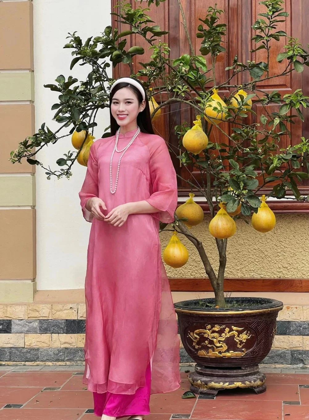 Hoa hậu Đỗ Thị Hà thử phong cách trang điểm lông mày siêu mảnh, trông ra sao?