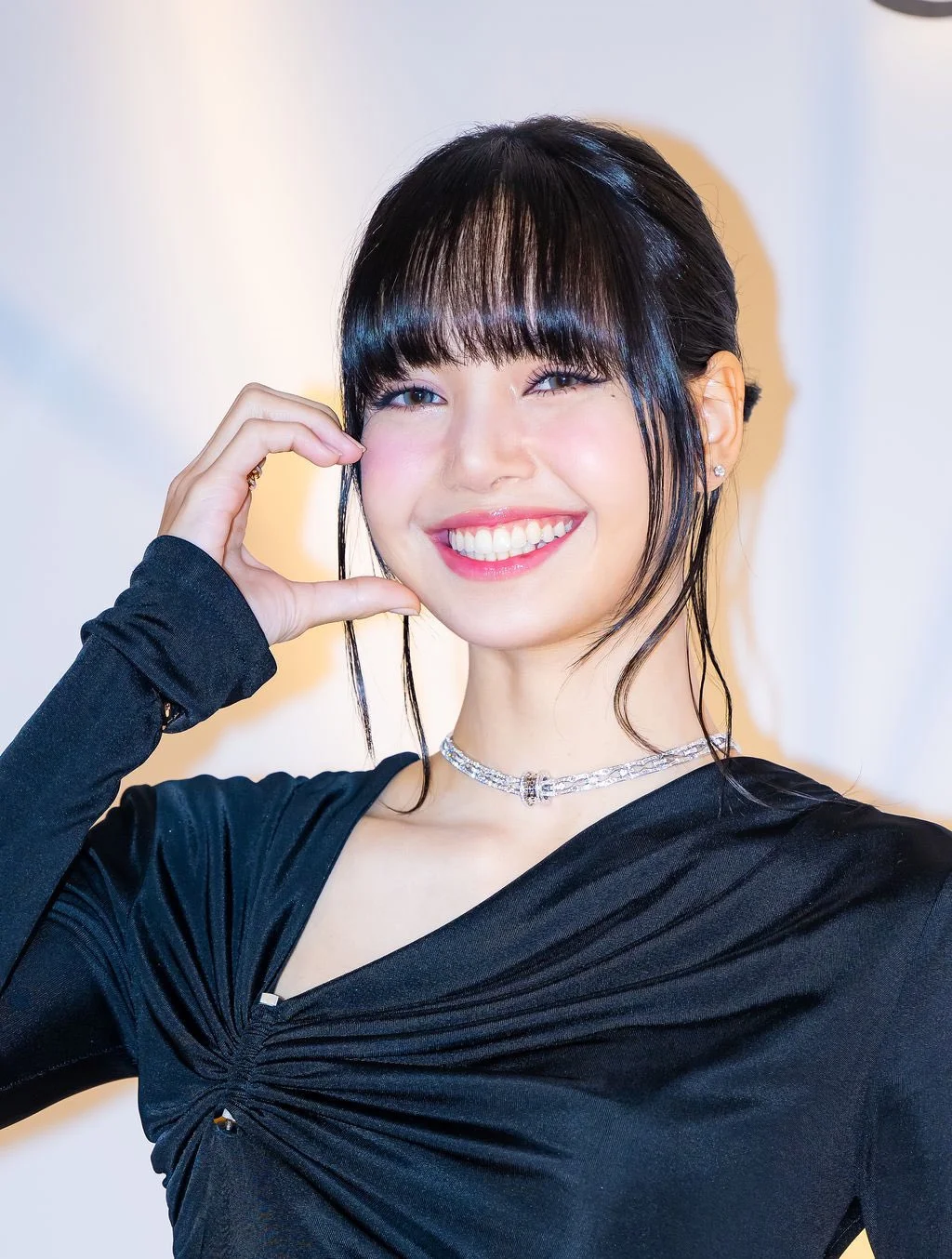 Tóc Tiên và Lisa (BLACKPINK) ôm eo tại sự kiện Bulgari