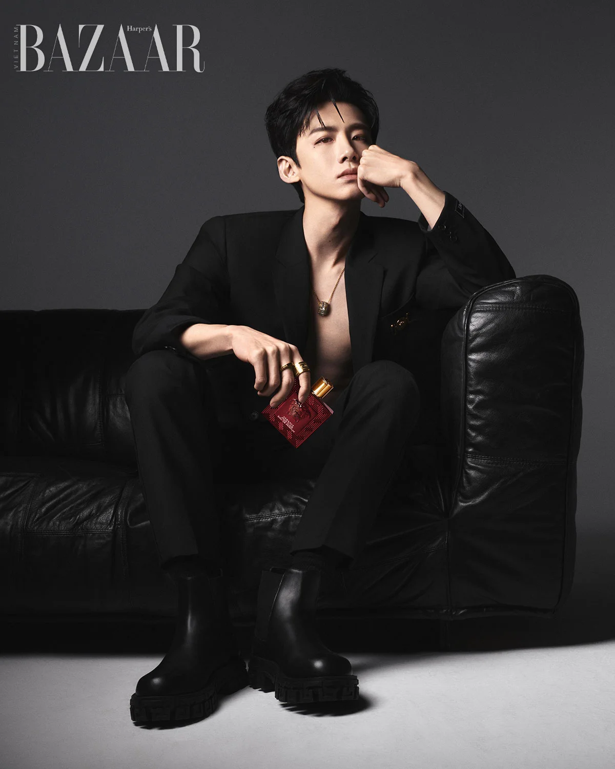 Versace chọn Bạch Kính Đình là đại sứ nước hoa toàn cầu