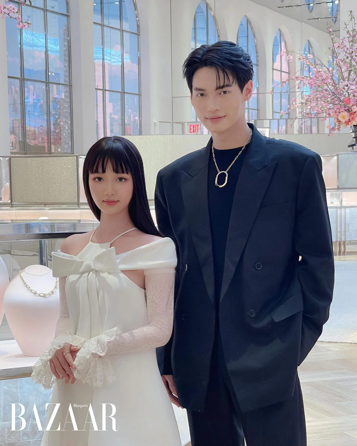 Đại diện từ Việt Nam Amee chụp ảnh lưu niệm cùng Win Metawin tại cửa hàng flagship The Landmark của Tiffany & Co ở New York. Ảnh: Instagram @ameemee_m
