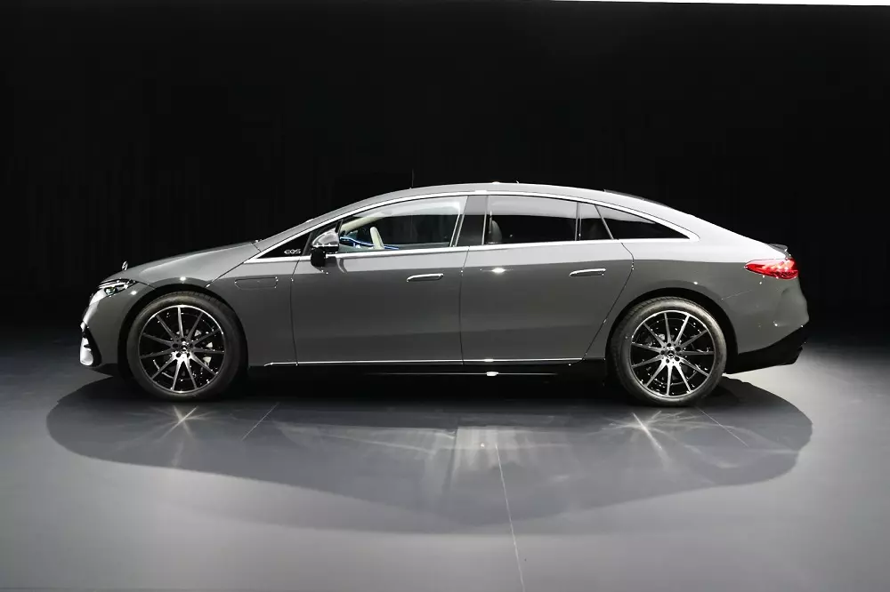 Ra mắt Mercedes-Benz EQS 2025 với thiết kế giống xe xăng hơn, phạm vi di chuyển tăng 82 km