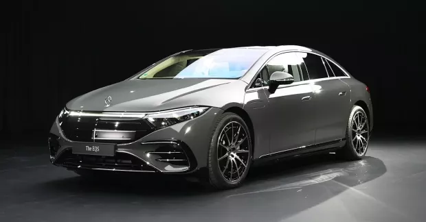 Ra mắt Mercedes-Benz EQS 2025 với thiết kế giống xe xăng hơn, phạm vi di chuyển tăng 82 km