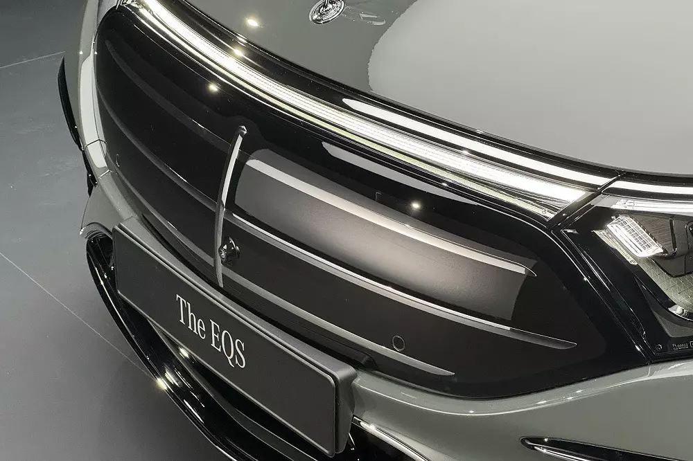 Ra mắt Mercedes-Benz EQS 2025 với thiết kế giống xe xăng hơn, phạm vi di chuyển tăng 82 km