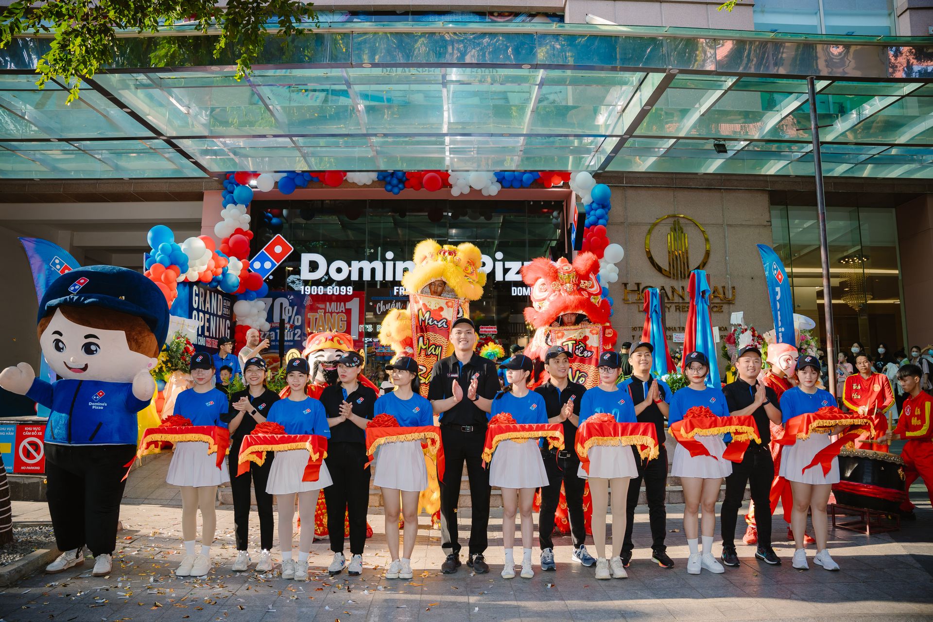 Johnathan Hạnh Nguyễn khai trương cửa hàng Domino’s Pizza .