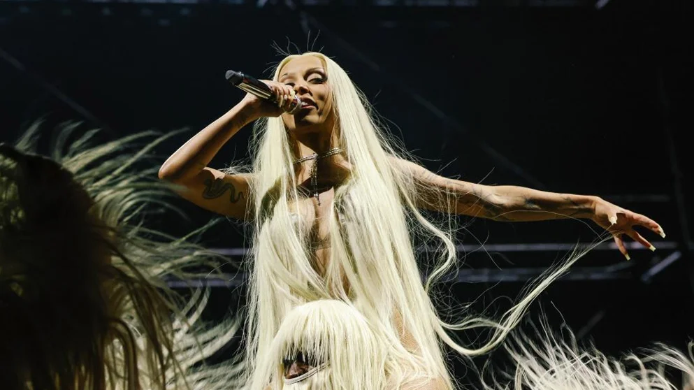 Doja Cat đốt cháy Coachella với những bộ cánh kỳ dị