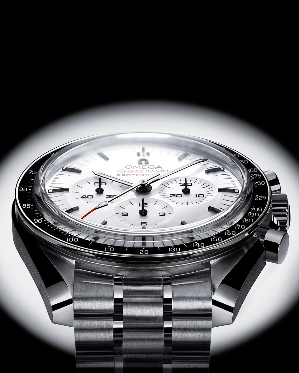 Omega Speedmaster Moonwatch mặt số trắng bí ẩn ra mắt thế giới