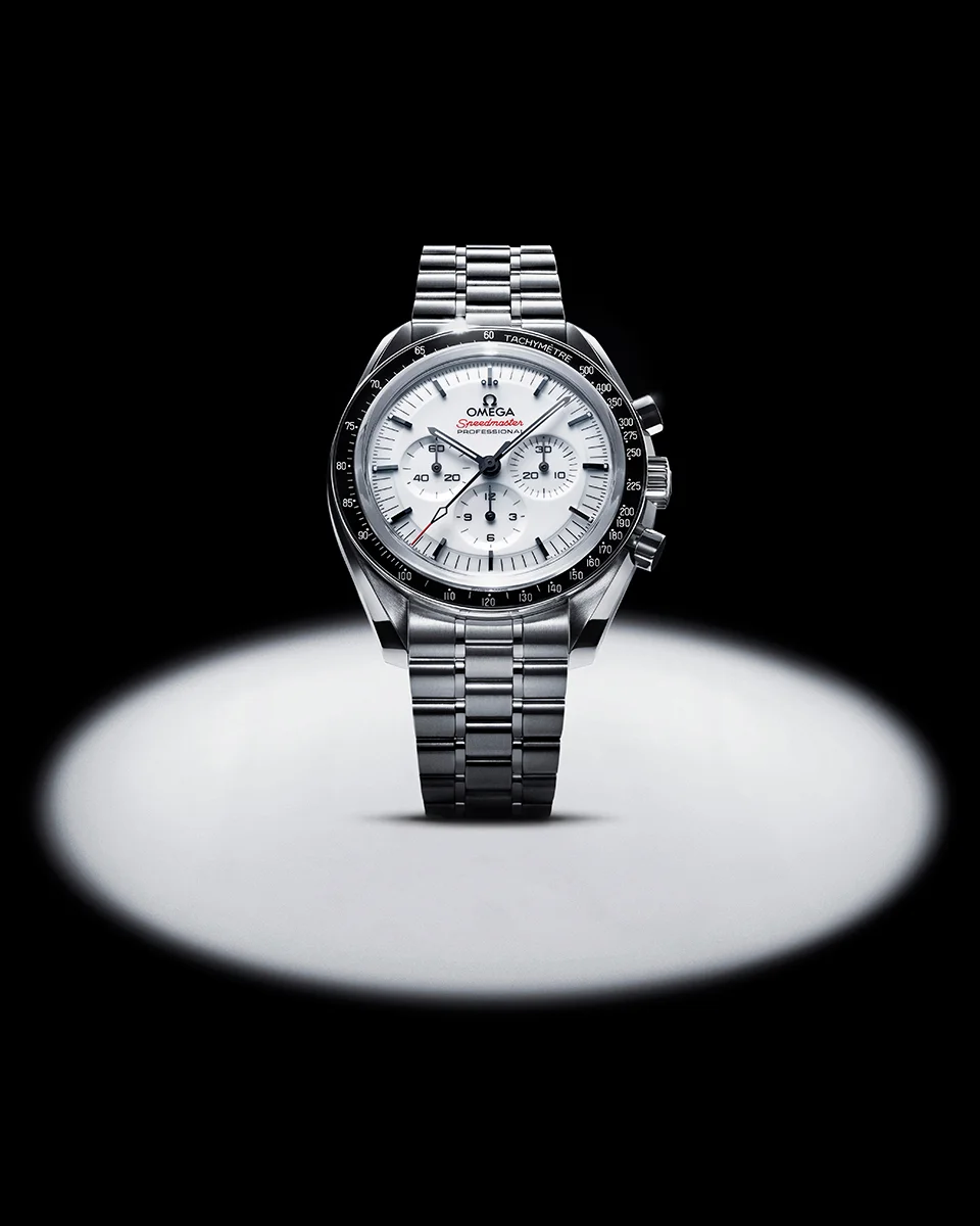 Omega Speedmaster Moonwatch mặt số trắng bí ẩn ra mắt thế giới
