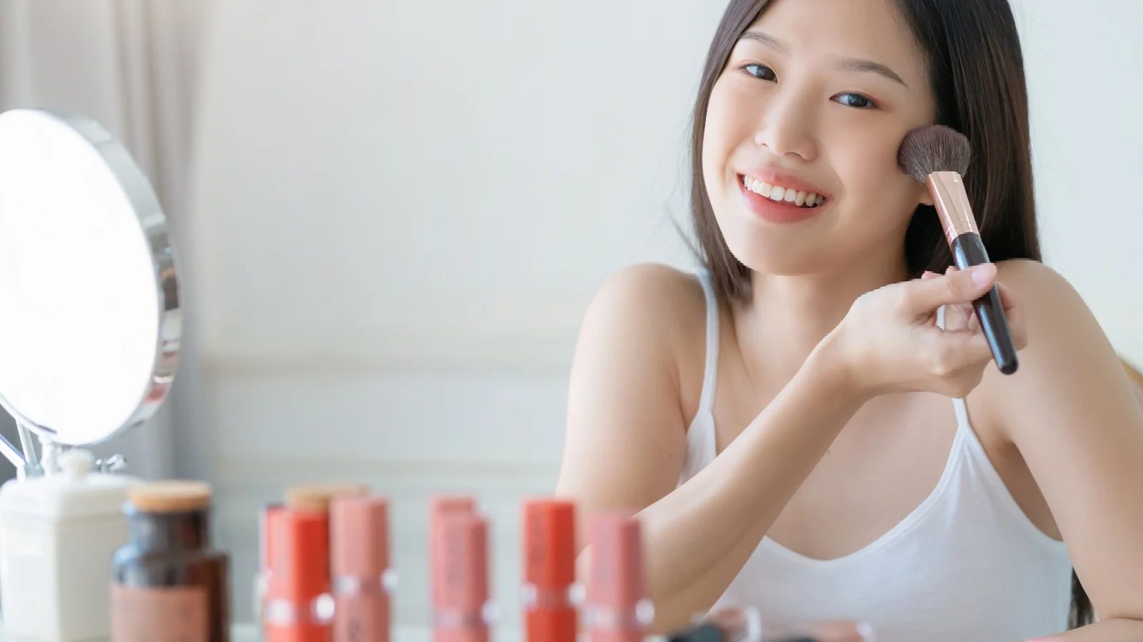 Demi: Xu hướng trang điểm trung hòa màu sắc gương mặt