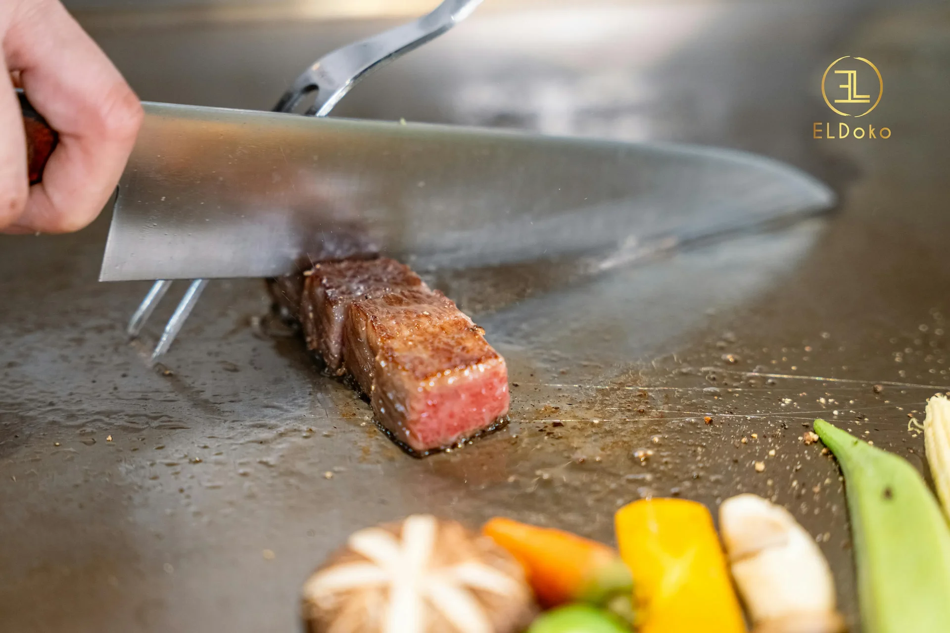 Trải nghiệm sự gần gũi của Teppanyaki và sự độc đáo của Omakase trong cùng một nhà hàng