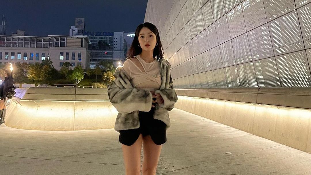 Gu thời trang sành điệu như "gái đôi mươi" của nữ chính “Cõng anh mà chạy” Kim Hye Yoon