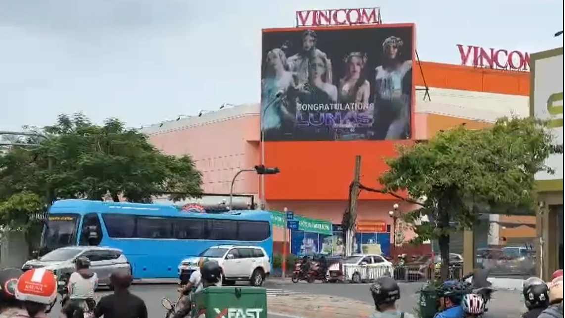 Fan của 2 chị đẹp rải hình khắp nơi để chúc mừng LUNAS ra MV Moonlight