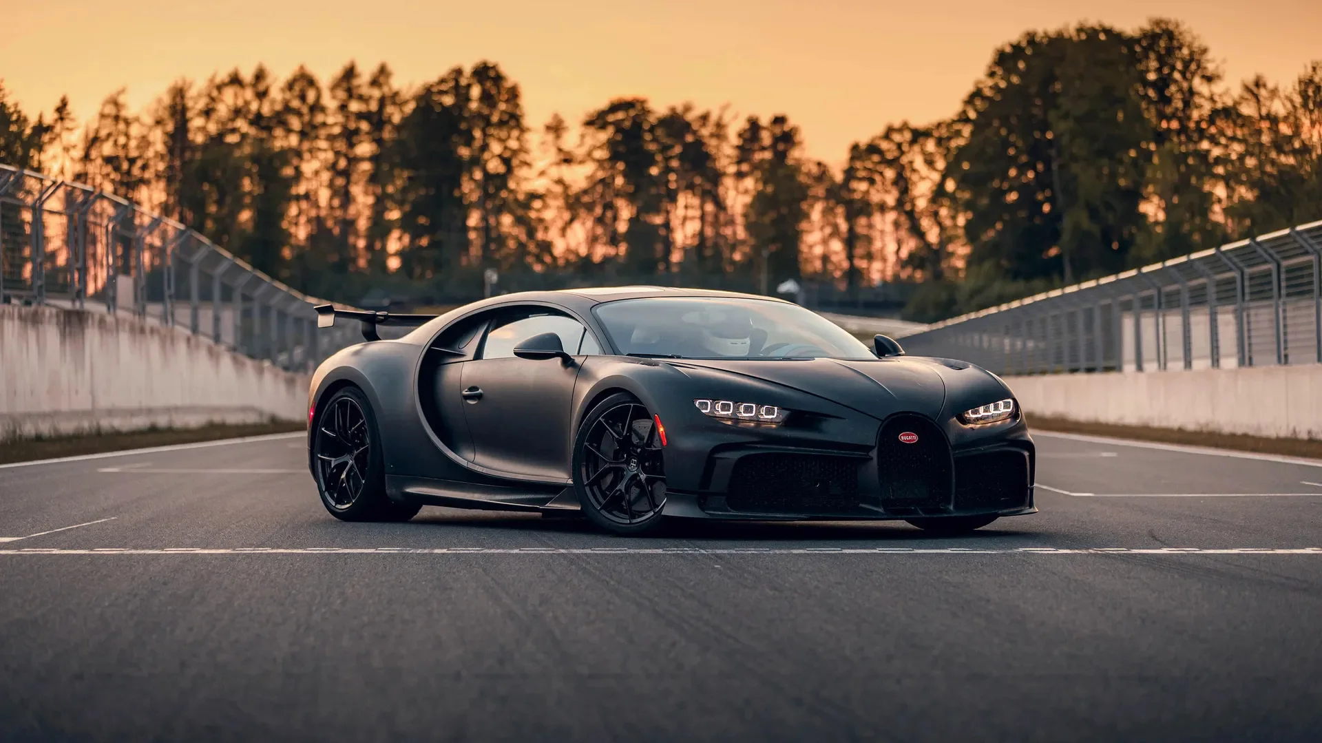 Đặc quyền của giới siêu giàu chơi Bugatti: Hãng tính xây cả trạm xăng tại nhà cho khách nếu xe xăng bị cấm