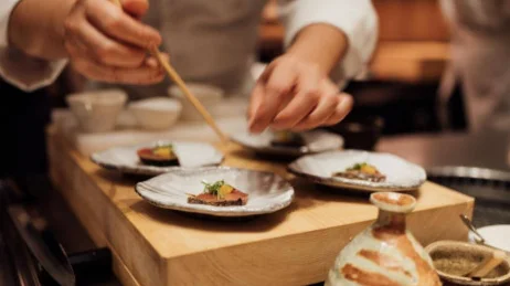 Omakase: Khi giới trẻ chi cả tháng lương cho một bữa ăn không được chọn món, mỗi phần chỉ bé bằng ngón tay