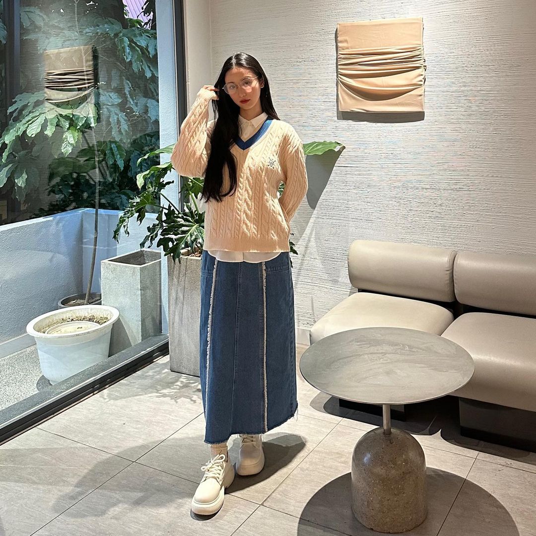 Cách phối đồ với chân váy bò dài? 10+ cách mix & match trendy